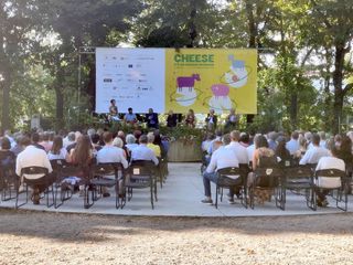 Alcuni momenti della presentazione tenuta ieri sera ai Giardini della Rocca Alcuni momenti della presentazione tenuta ieri sera ai Giardini della Rocca