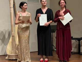 Nella Categoria C si è distinta la francese Zoé Buyck, vincitrice del primo premio, seguita dall’italiana Agnese Contadini, seconda, e dalla francese Yaelle De Saint-Albin, terza classificata Nella Categoria C si è distinta la francese Zoé Buyck, vincitrice del primo premio, seguita dall’italiana Agnese Contadini, seconda, e dalla francese Yaelle De Saint-Albin, terza classificata