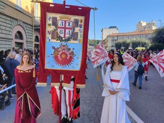 In corso la sfilata storica che precede la disputa del Palio degli Asini