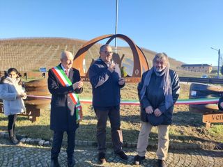 Il presidente della cantina cooperativa Paolo Boffa e l'artista Giuliano Stella presentano l'opera insieme al sindaco Sergio Moscone Il presidente della cantina cooperativa Paolo Boffa e l'artista Giuliano Stella presentano l'opera insieme al sindaco Sergio Moscone