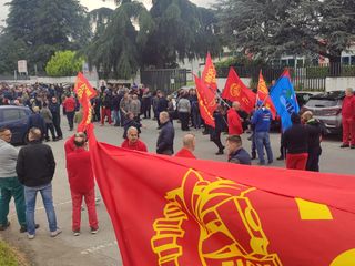 Immagini dai presidi tenuti stamani presso le quattro aziende cheraschesi Immagini dai presidi tenuti stamani presso le quattro aziende cheraschesi