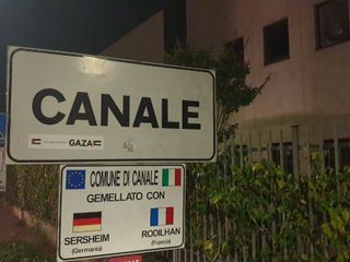 Cartelli recanti la scritta "Città gemellata con Gaza" in diverse città della provincia di Cuneo