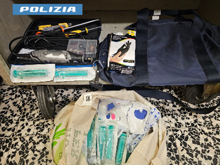 Il materiale ritrovato dalla Polizia