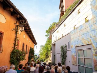 La nuova opera ammirata dai presenti La nuova opera ammirata dai presenti