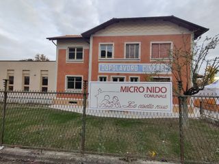 L'esterno dell'edificio del micronido "La casetta rossa"