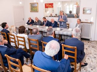 Il sindaco albese Carlo Bo prende la parola durante il capitolo (Ph. Facebook - credit Maurizio Milanesio)
