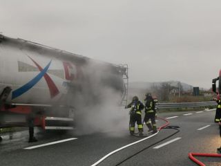 Nella foto un’immagine del mezzo in fiamme pubblicata su Facebook da Ermanno Scaglione