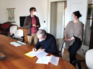 La firma del protocollo con la responsabile di Italia Nostra Bra Nadia Virtuoso