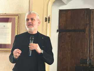 Alcuni momenti della serata di presentazione tenuta ieri a Cherasco Alcuni momenti della serata di presentazione tenuta ieri a Cherasco