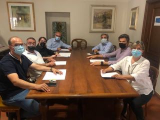 La firma dell'accordo da parte dei sei sindaci, questa mattina in municipio a Neive