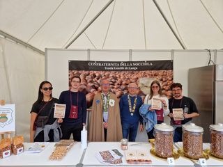 La Confraternita alla premiazione di "Regala un sorriso" col suo gran maestro Ginetto Pellerino La Confraternita alla premiazione di "Regala un sorriso" col suo gran maestro Ginetto Pellerino