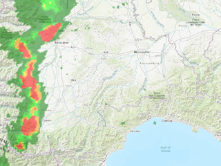 L'immagine prodotta in questo momento dalla mappa radar meteorologica di Arpa che stima il tipo di precipitazione al suolo, derivante dal mosaico dei radar meteorologici di Bric della Croce e Monte Settepani. In rosso la grandine. In arancione pioggia mista a grandine. IN verde la pioggia