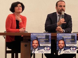 Marattin ad Alba con Marta Giovannini, coordinatrice provinciale di Italia Viva e sindaca di Verduno