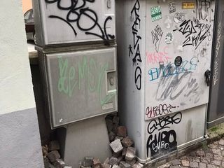 La vetrina della porta d'ingresso della Bookeria dopo l'atto vandalico (Foto Facebook Cinzia Grande).