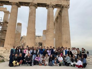 Il prof. Franchelli recita il discorso di Pericle agli Ateniesi davanti alla stoà di Attalo. Il prof. Franchelli recita il discorso di Pericle agli Ateniesi davanti alla stoà di Attalo.