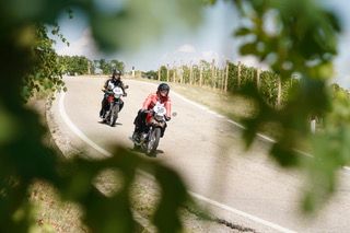 Una suggestiva immagine "green" del passaggio di un concorrente durante la terza tappa