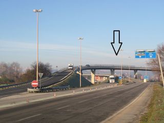 La rampa della tangenziale di Alba in località Toppino, in uscita dalla città La rampa della tangenziale di Alba in località Toppino, in uscita dalla città