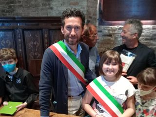 La sindaca bambino Irene Carbone con il sindaco Gianfranco Garau