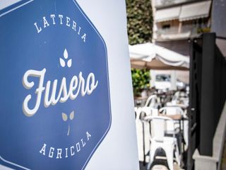 Il marchio Fusero in primo piano nel dehor della latteria agricola