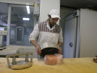Flavio estrae il prosciutto cotto dallo stampo Flavio estrae il prosciutto cotto dallo stampo