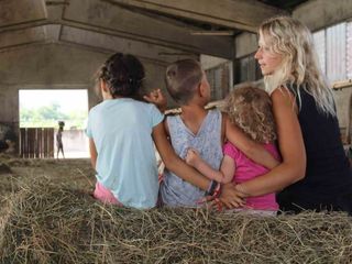 Federica con alcuni bambini nella stalla
