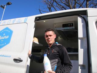 Samuele, uno dei cinque collaboratori della distribuzione, in partenza con il furgone