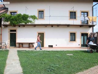 Il cortile dell'agriturismo e dell'azienda a Monastero di Dronero