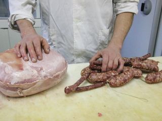 Prosciutto cotto e salami al termine del processo di lavorazione Prosciutto cotto e salami al termine del processo di lavorazione