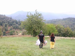 Il ritorno a casa di Alessio e Marzia dopo il lavoro in un apiario Il ritorno a casa di Alessio e Marzia dopo il lavoro in un apiario