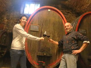 Un brindisi davanti alle botti di rovere piemontese dove invecchia il Dolcetto Dogliani Superiore San Bernardo