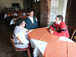 Mamma Domenica, Claudio e Paolo a un tavolo dell'agriturismo