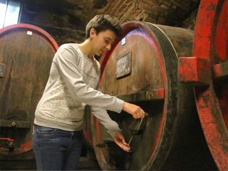 Irene impegnata a spillare il vino
