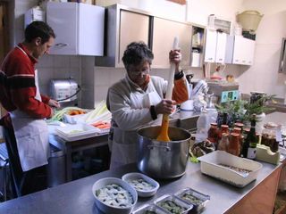 Paolo e mamma Domenica nella cucina dell'agriturismo