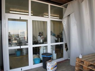 L'ingresso al laboratorio di trasformazione del latte nell'azienda agricola