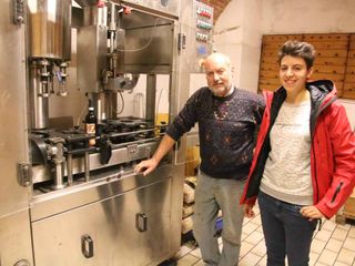 Accanto alla macchina per l'imbottigliamento del vino