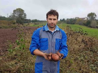 Mauro con alcune batate appena raccolte Mauro con alcune batate appena raccolte