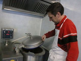 Paolo nel laboratorio con la pentola per la cottura sottovuoto