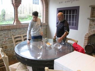 Si prepara il locale per le degustazioni