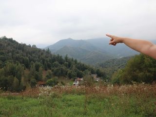 Le montagne che circondano la casa di Marzia e Alessio Le montagne che circondano la casa di Marzia e Alessio