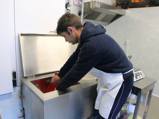 Claudio nel laboratorio con la lavaverdure automatica