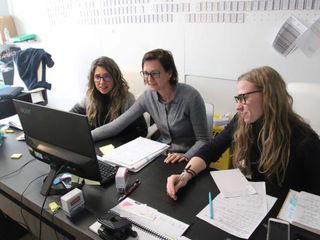 Cristina, Antonella e Martina al lavoro nel reparto amministrativo