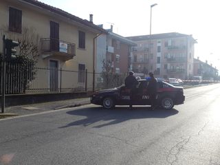 La Strada Statale di Manta chiusa al traffico per ragioni di sicurezza e l'edificio rosa dove è asserragliato l'uomo La Strada Statale di Manta chiusa al traffico per ragioni di sicurezza e l'edificio rosa dove è asserragliato l'uomo