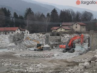 L'abbattimento del ponte ex Lepetit L'abbattimento del ponte ex Lepetit
