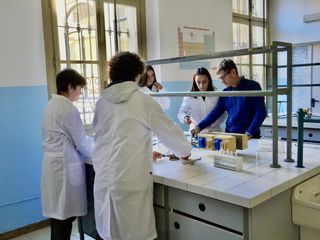 Laboratorio di chimica del Denina di Saluzzo - foto Paola Ravazzi