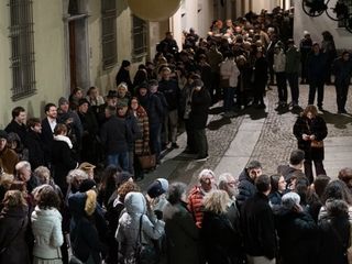 Il pubblico in fila fuori dal teatro Toselli Il pubblico in fila fuori dal teatro Toselli