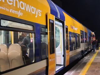 Stazione di Saluzzo, primi arrivi e partenze dei treni Arenaways sulla tratta Cuneo- Saluzzo - Savigliano Stazione di Saluzzo, primi arrivi e partenze dei treni Arenaways sulla tratta Cuneo- Saluzzo - Savigliano