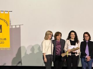 La consegna del premio "Rivela una gemma" a Nicole Robasto . Da sinistra Emanuela Gallo, Tiziana Somà, Nicole Robasto, Alessandra Cussa, Alessandra Piano