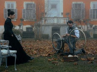 Un esterno della serie sul set del parco di Villa San Lorenzo Un esterno della serie sul set del parco di Villa San Lorenzo