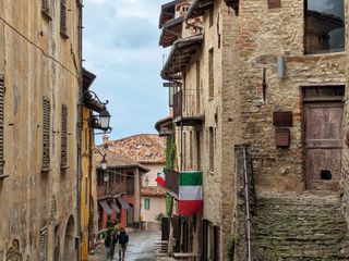 La Saracca, il centro storico di Monforte, in attesa dell’arrivo degli alpini
