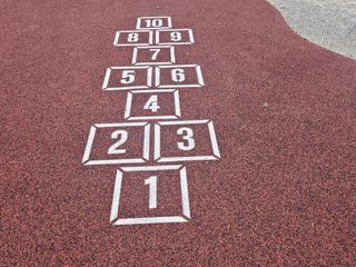 Angolo  del nuovo parco giochi nell'area pubblica di via Lattanzi a Saluzzo